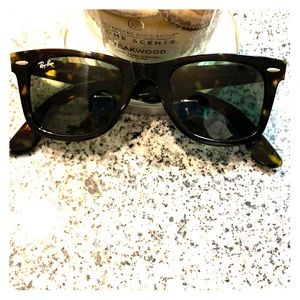 Rayban Wayfarer Tortoise sunglasses